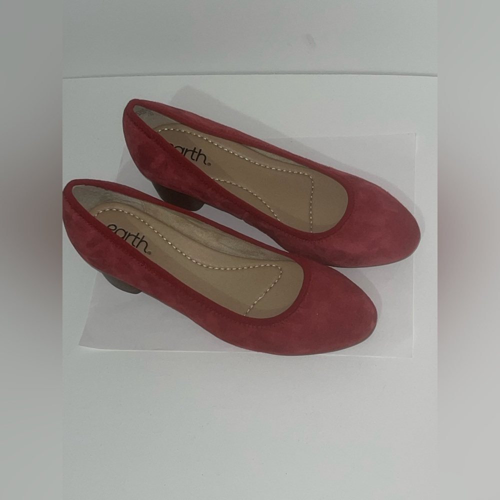 Earth Women's Scarlet Suede Heels - size 8